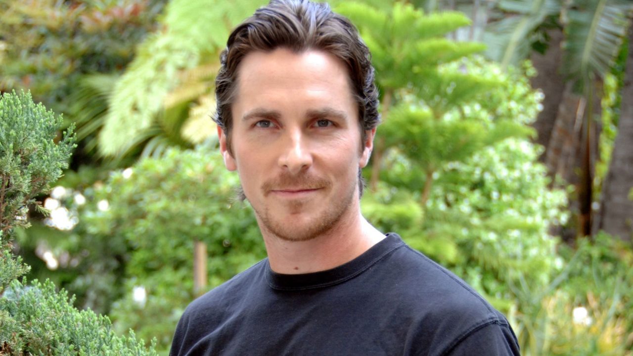 Christian Bale Actor Cute Smile Pics - 1080p Full HD Wallpaper