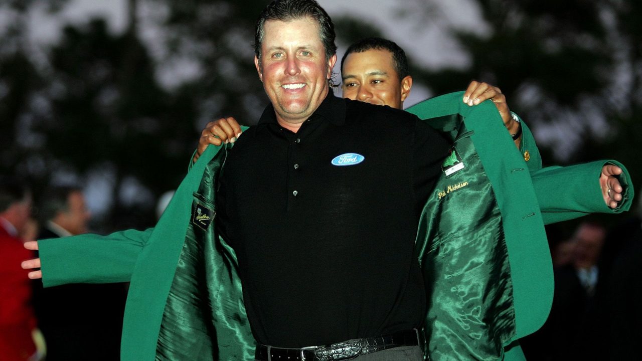 Tiger Woods Puts The Green Jacket On Phil Mickelson - 1080p Full HD Wallpaper